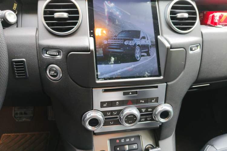 Used Land Rover Discovery 2015 3.0 SC V6 SE Audio And AC Panel