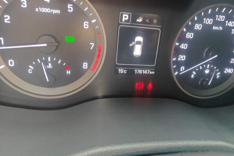 Used Hyundai Tucson 2015 2.0L Automatic Two-Wheel Drive Smart Version Odometer Close Up