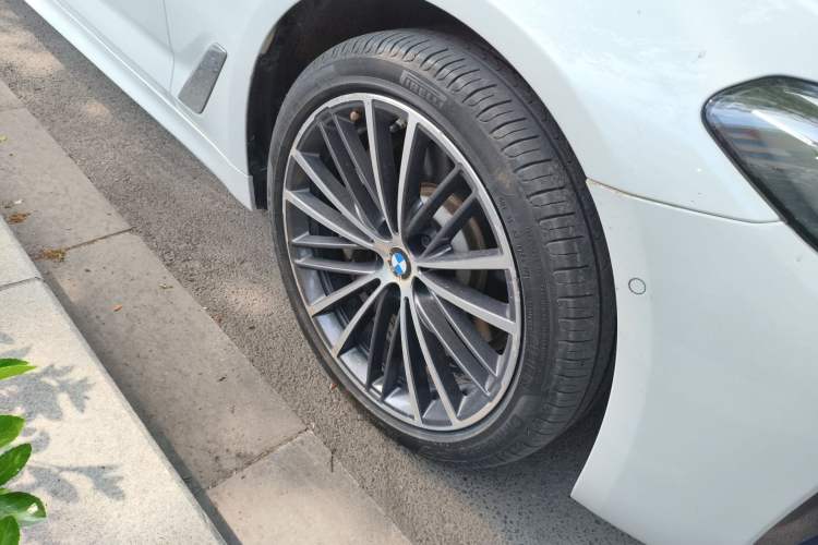 Used BMW 5 Series 2021 530Li Leading Model M Sport Package Right Front Wheel Hub