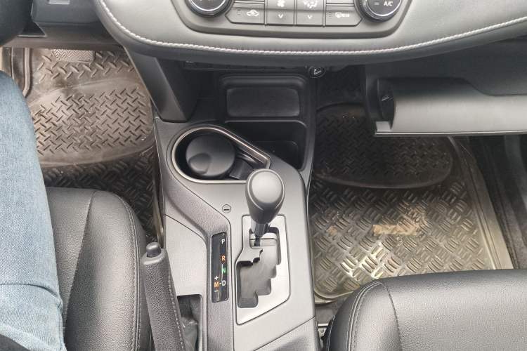 Used Toyota RAV4 2019 2.0L CVT Two-Wheel Drive Luxury Version China VI Standard
