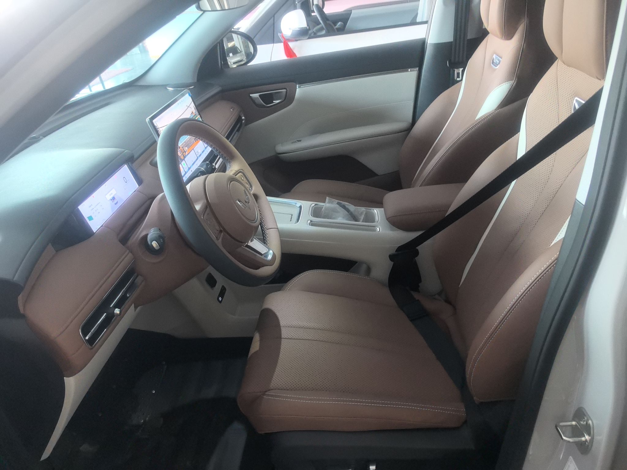 المقاعد الأمامية داخل السيارة