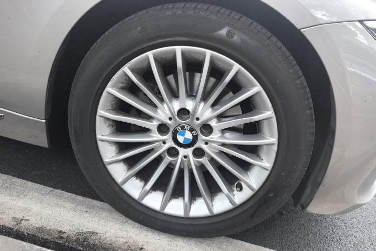 Used BMW 3 Series 2013 328Li Luxury Design Package Right Front Wheel Hub