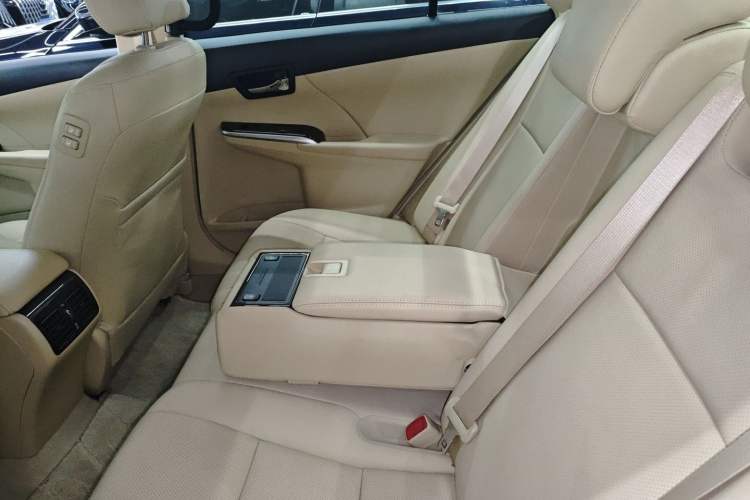 Used Toyota Camry 2016 Dual-Engine 2.5 HG 10th Anniversary Deluxe Navigation Edition Left Rear Seat