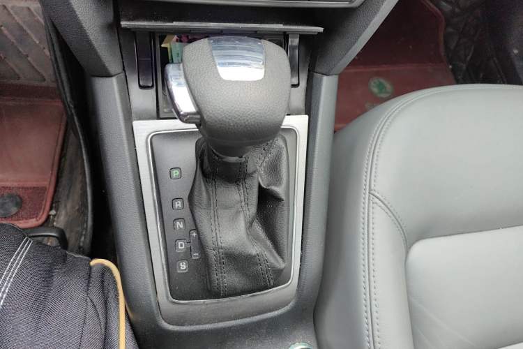 Used Skoda Octavia 2012 1.6L Automatic Yijun Edition Gear Lever