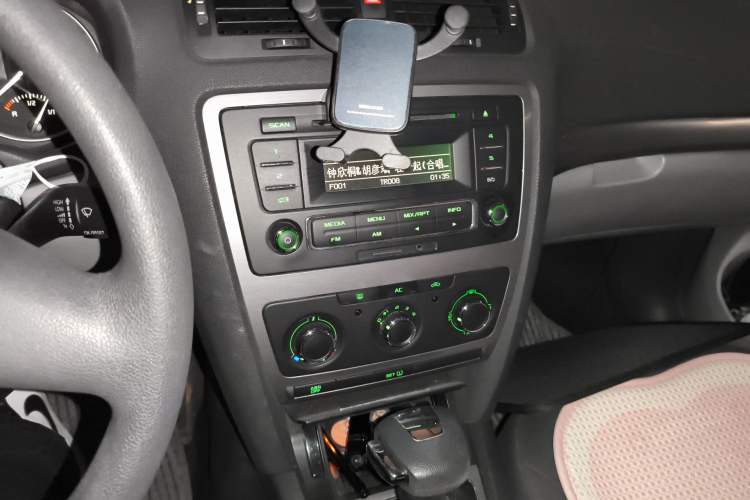 Used Skoda Octavia 2013 1.6L Automatic Yijie Edition Audio And AC Panel