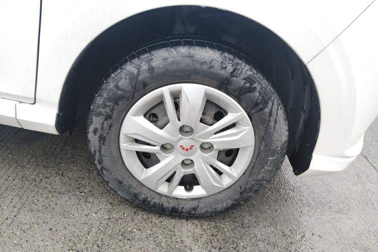 Used Wuling Hongguang 2019 1.5L S Basic Version China VI Standard LAR Right Front Wheel Hub