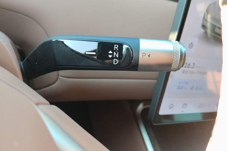 Used ONVO Luxeed L90 2025 Model—Max Six-Seater Version Gear Lever