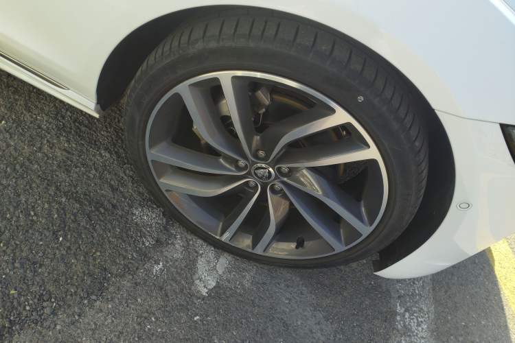 Used Jaguar XFL 2024 2.0T P300 Four-Wheel Drive Flagship Sport Gold Edition Right Front Wheel Hub