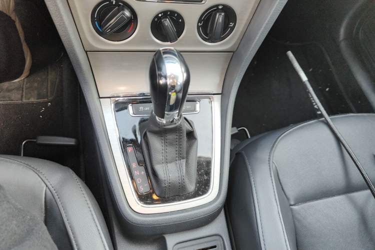 Used Volkswagen Lavida 2013 Restyled Classic 1.6L Automatic Comfort Edition Gear Lever