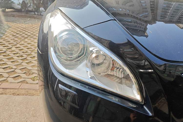 Used Infiniti Q70 2013 Q70L 3.5L Hybrid Luxury Edition Right Front Headlight