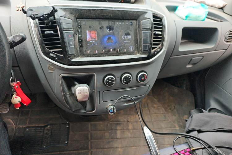 Used SAIC MAXUS Xintu V80 2019 2.5T Classic Edition 6-Speed Manual – Aoyuntong Modified Version Short Wheelbase Mid-Height Roof 5/6 Seats
