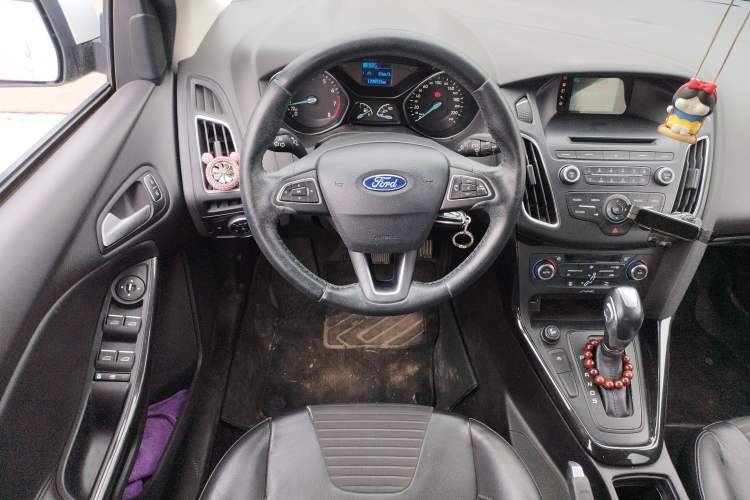 Used Ford Focus 2015 Hatchback EcoBoost 125 Automatic Supreme Style Edition Steering Wheel