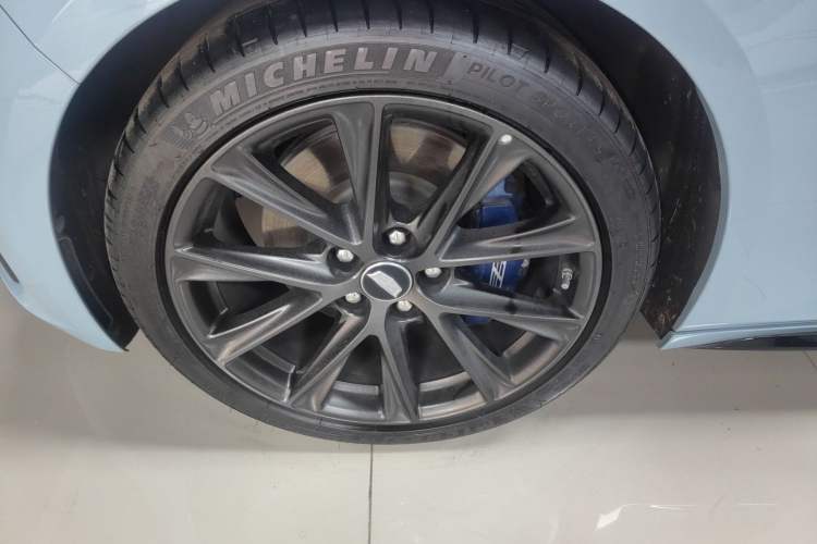 Used Cadillac CT5 2025 28T Track Performance Edition + Peak Track Optional Package Left Front Wheel Hub