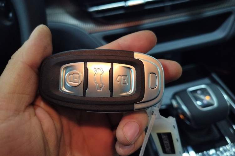 Used Hongqi E-QM5 2023 Revised Version Basic Travel Edition Vehicle Key