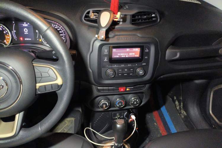 Used Jeep Renegade 2017 180T Automatic Kinetic Edition+ Audio And AC Panel