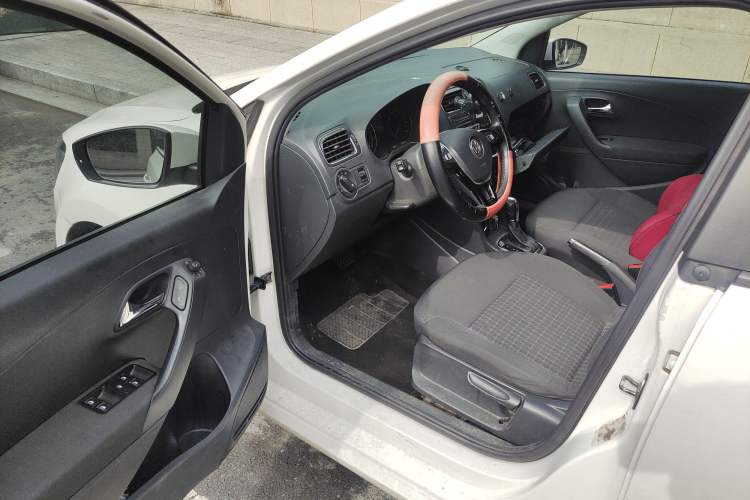 Used Volkswagen Polo 2016 1.6L Automatic Comfort Model
