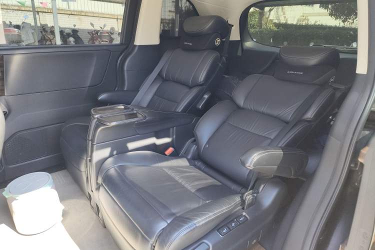 Used Honda Elysion 2016 2.4L Supreme Edition Interior 4