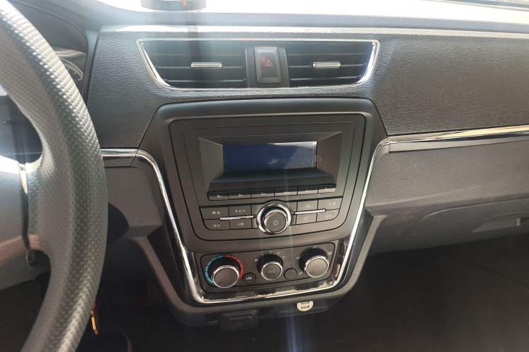 Used Jinbei Hiace X30 2021 1.5L Comfort Plus Central Air-Conditioned Van China VI Standard SWC15M Audio And AC Panel