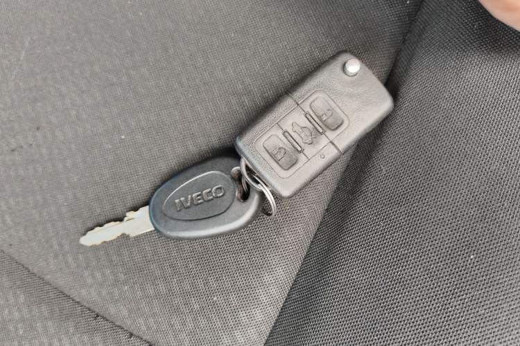 Used Iveco Daily 2023 2.5T A35M1 Short Wheelbase Mid-Roof Dual Tire Side-Sliding Doors 5-9 Seater
