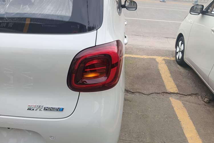 Used Wuling Hongguang MINIEV 2025 Four-Door Version Advanced Edition Right Rear Taillight