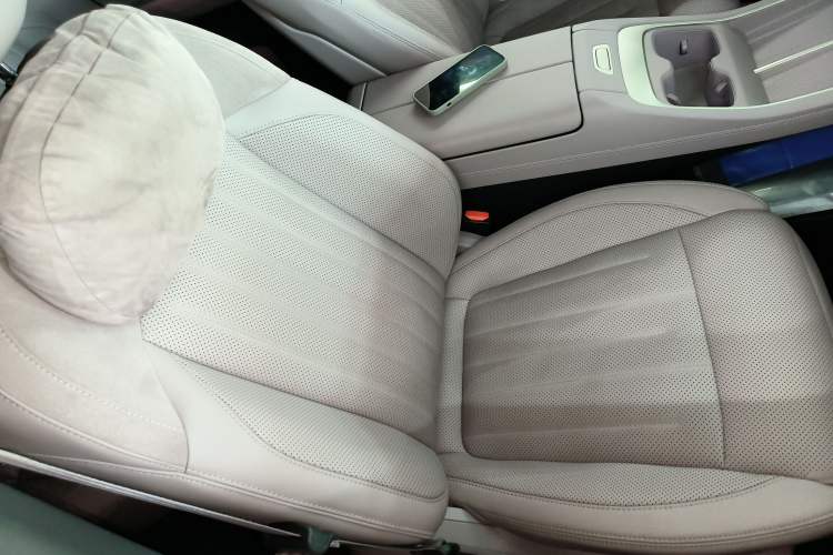 Used ONVO L60 2024 60 kWh Rear-Drive Version Right Front Seat