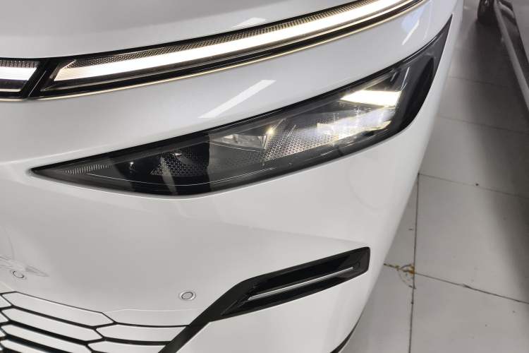 Used XPeng X9 2025 740 Ultra-Long Range Max Left Front Headlight