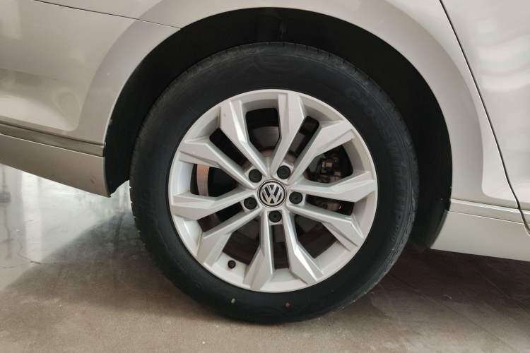 Used Volkswagen Magotan 2017 330TSI DSG Luxury Model Right Rear Wheel Hub