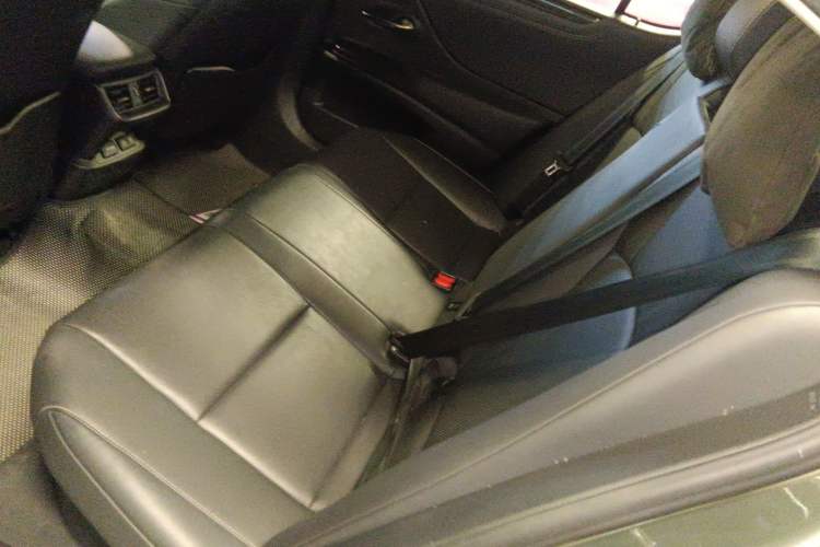 Used Lexus ES 2020 300h Premier Edition