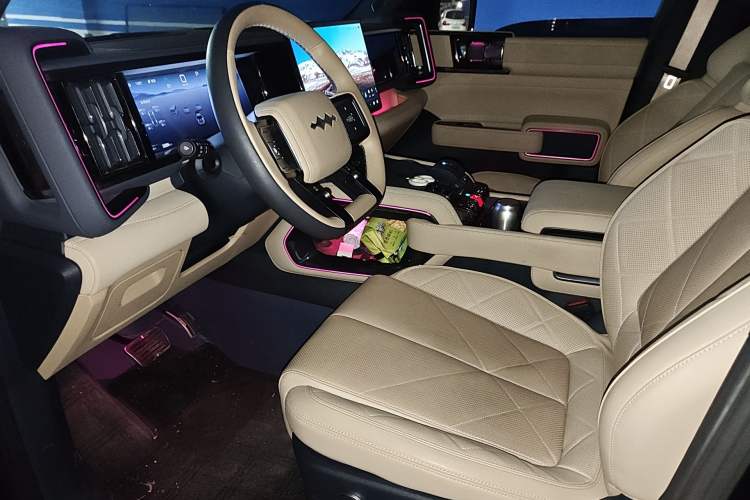 Used Formula Leopard 5 2023 Navigator Edition Left Front Seat