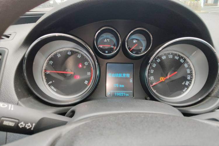 Used Buick Regal 2015 1.6T Leading Technology Model Odometer Close Up