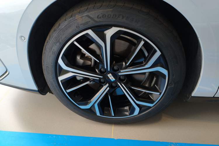 Used Geely Galaxy E8 2025 700 km Long-Range Intelligent Driving Version Exterior 4