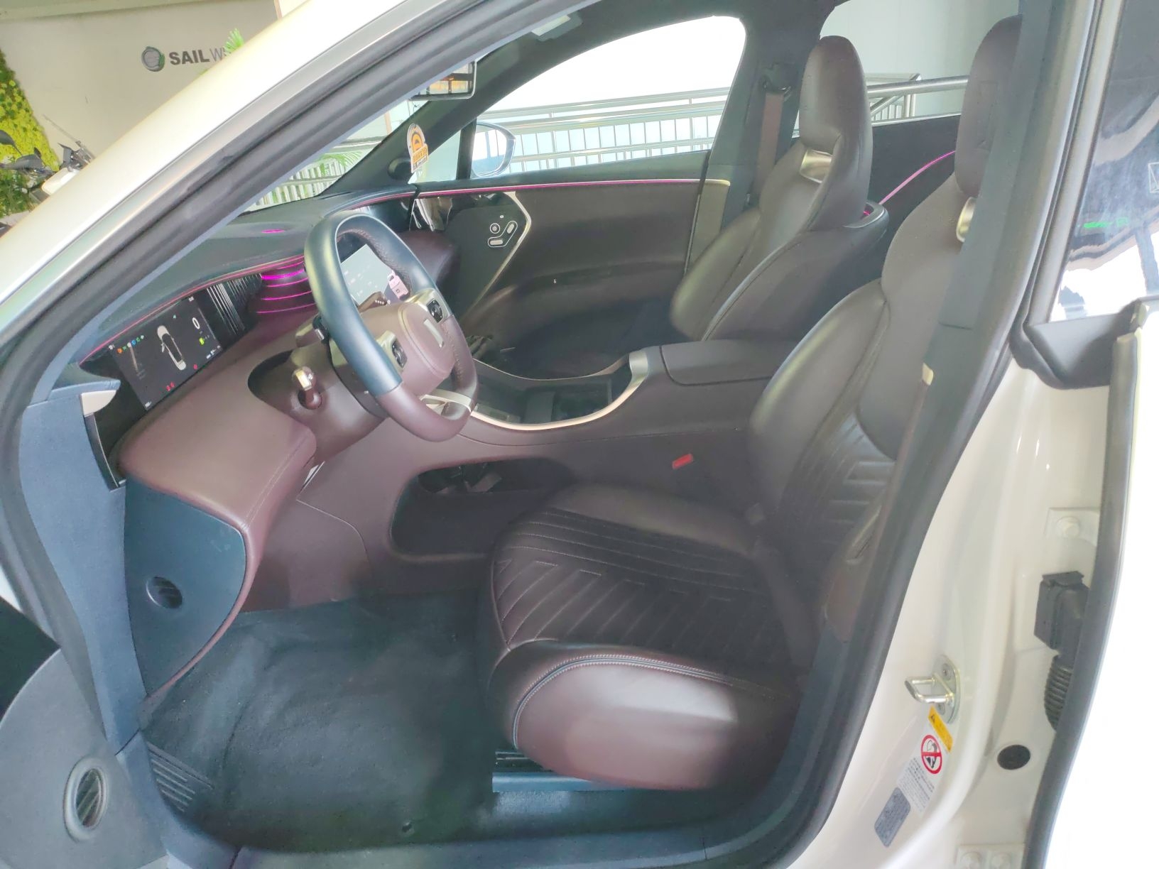 المقاعد الأمامية داخل السيارة