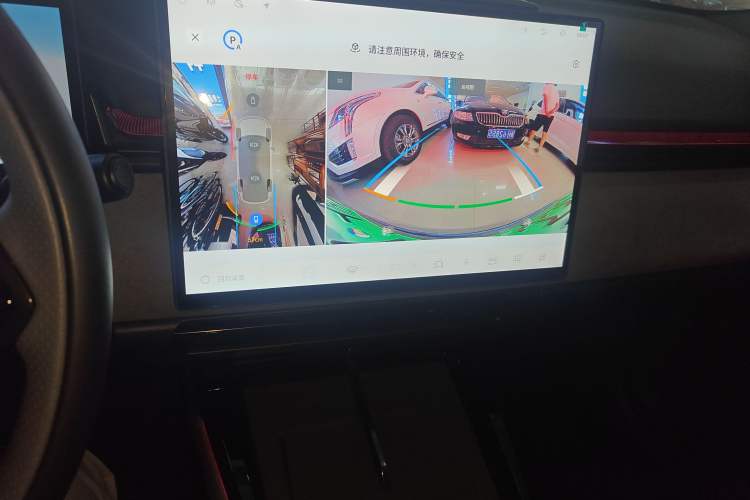 Used Lynk & Co 08 EM-P 2025 220 km All-Wheel-Drive Performance Halo Audio And AC Panel