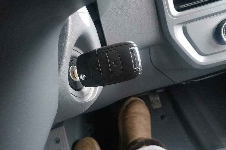 Used Wuling Yangguang 2024 300KM Comfort Version Passenger Van 75kW
