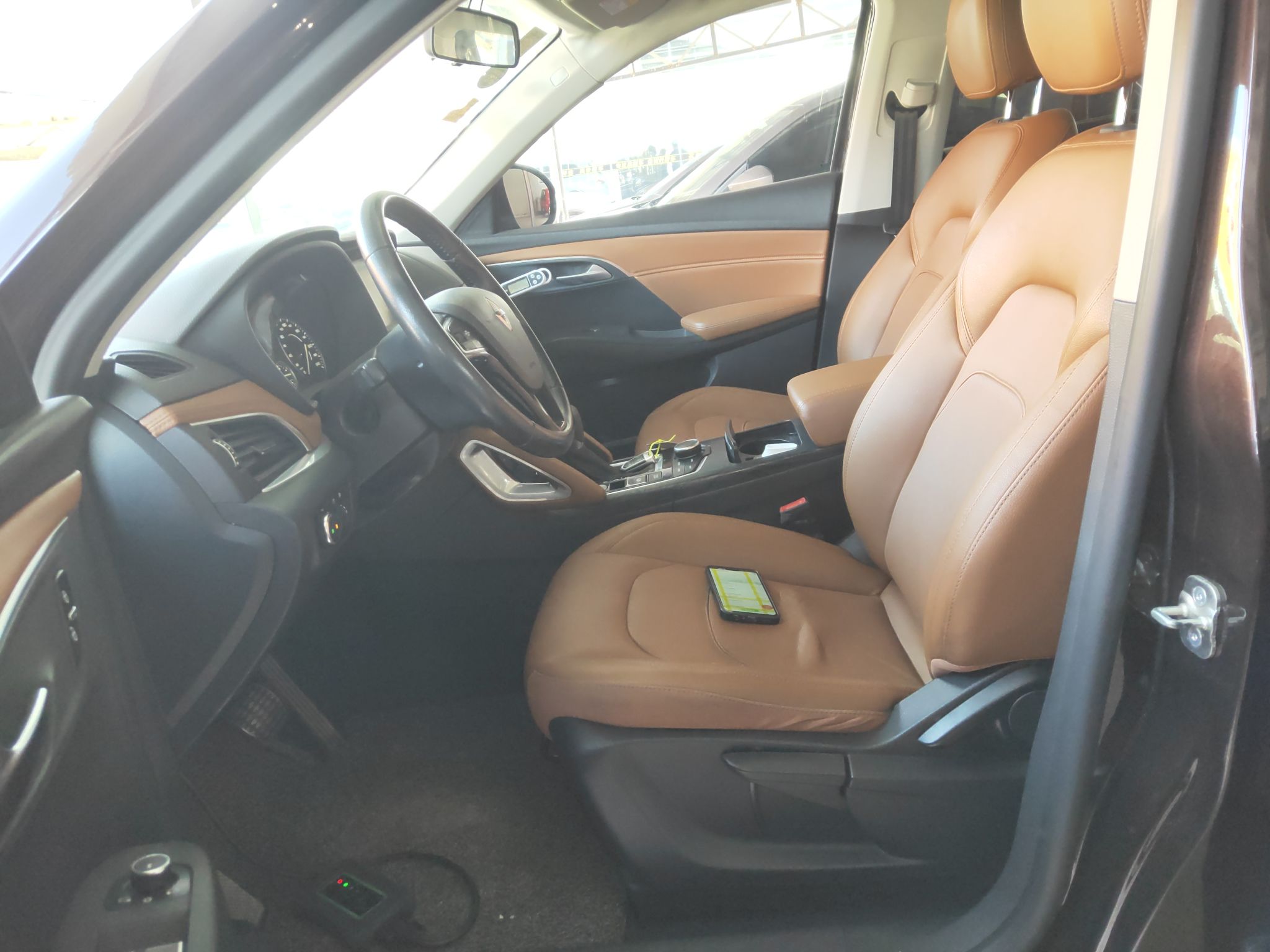 المقاعد الأمامية داخل السيارة