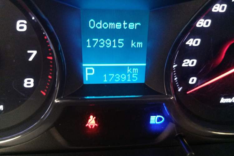 Used Chevrolet Captiva 2015 2.4L 4x4 Flagship Edition 7-Seater Odometer Close Up