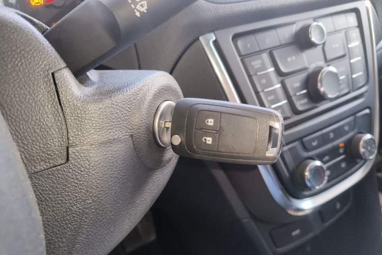 Used Buick Encore 2015 1.4T Automatic Two-Wheel Drive Urban Elite Version Vehicle Key