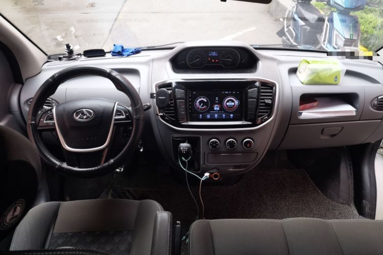 Used SAIC MAXUS Xintu V80 2018 2.5T 6-Speed Manual Aoyuntong Short Wheelbase Mid-Height 5-6 Seater Center Console