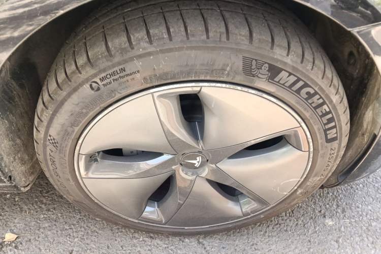 Used Tesla Model 3 2019 Standard Range Rear-Drive Upgraded Version Right Front Wheel Hub