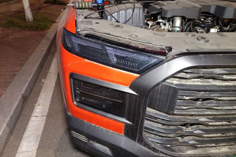 Used RELY Venucia R08 2025 Model 2.3T 8AT 4WD Diesel Standard Box Dream Edition Right Front Headlight