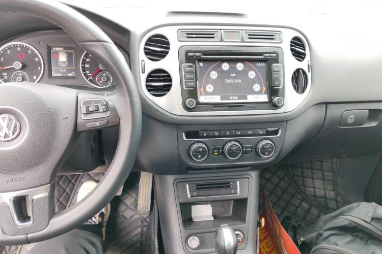 Used Volkswagen Tiguan 2015 1.8TSI Automatic All-Wheel-Drive Luxury Model Audio And AC Panel