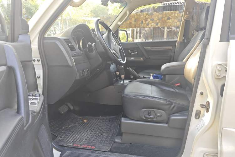 Used Mitsubishi Pajero 2015 3.0L Automatic Elite Plus Version China V Standard Interior 3