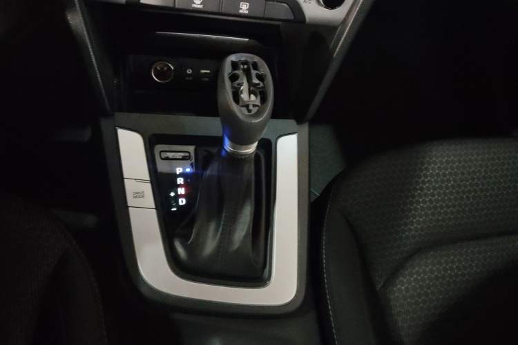 Used Hyundai Elantra (6th Generation / Lingdong) 2016 1.6L Automatic ZhiXuan – Elite Version Gear Lever