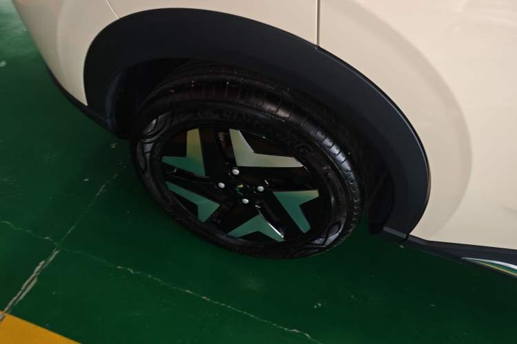 Used Wuling Bingo S 2025 Model 430km Flagship Edition Right Rear Wheel Hub