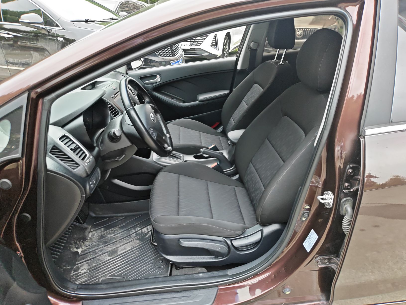 Переднее сиденье в автомобиле