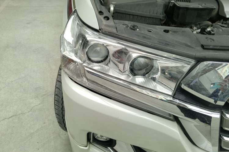 Used Toyota Land Cruiser  Right Front Headlight