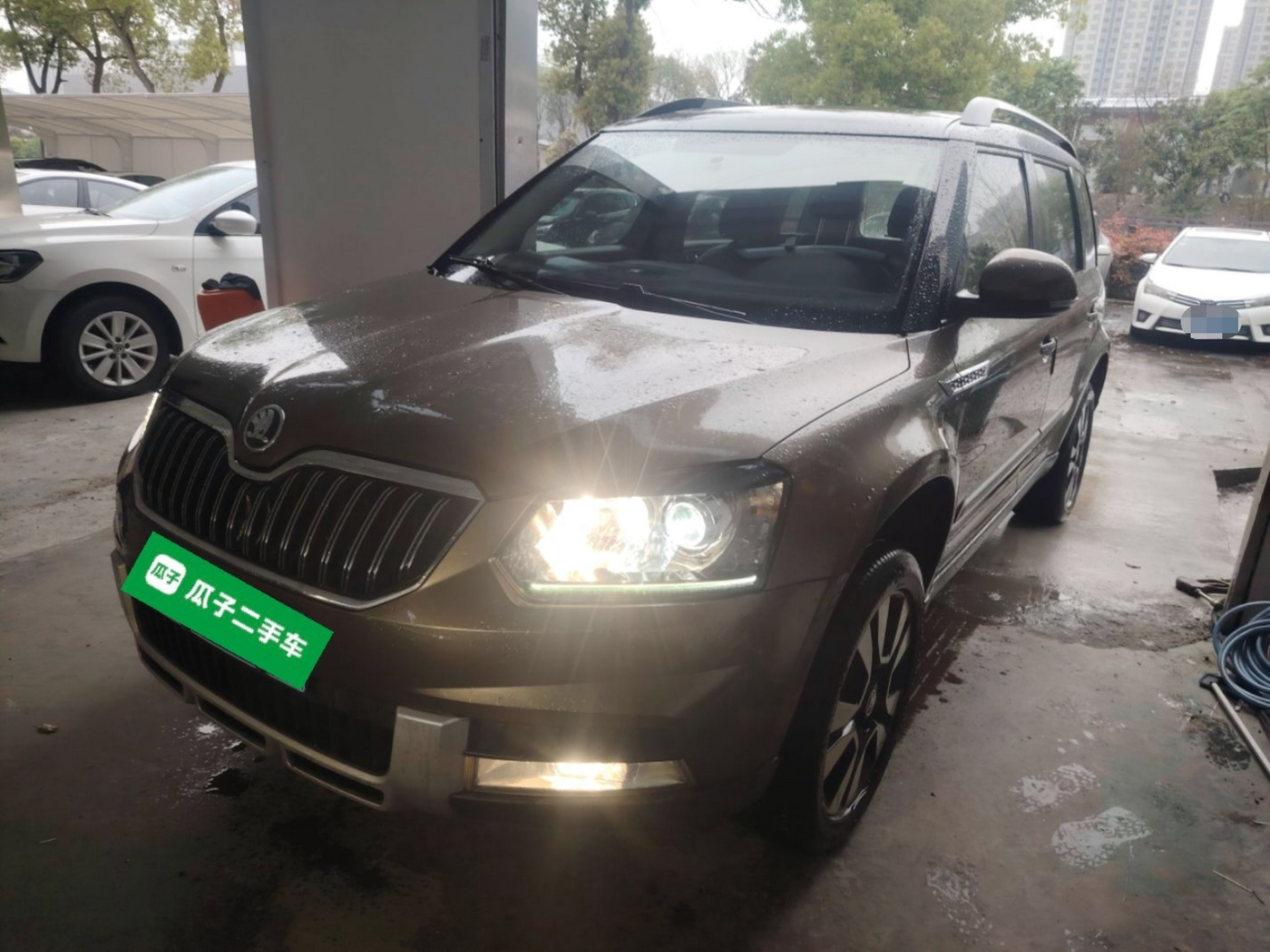 Под передней частью автомобиля