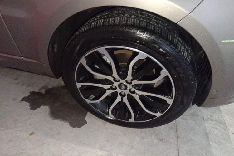 Used Land Rover Range Sport 2022 3.0 L6 YAO Black Edition Right Front Wheel Hub