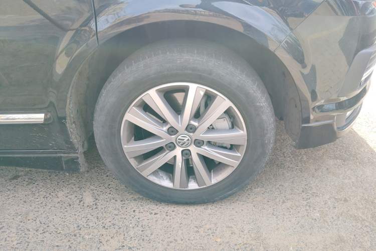 Used Volkswagen Caravelle 2018 2.0 TSI 4x4 Luxury Edition 7-Seater Right Front Wheel Hub