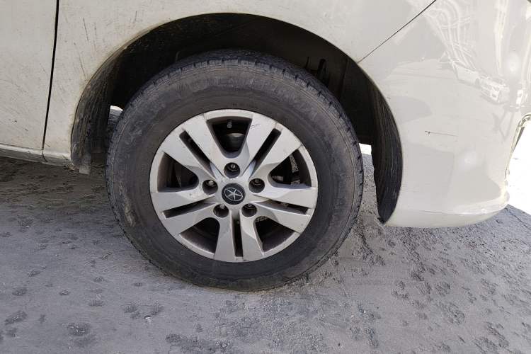 Used JAC Refine M3 2016 IKEA Edition 1.6L Luxury Smart Model Right Front Wheel Hub